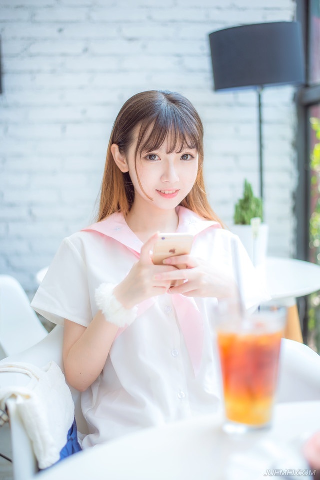 当我们在友谊中发现了爱情，在爱情中发现了亲情，在亲情中又发现了友谊和爱情，或许才真的会体会到人生和爱的真理吧。